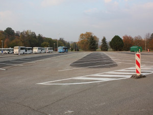 Část autobusáku v Turnově se změnila na parkoviště, funkční bude od středy