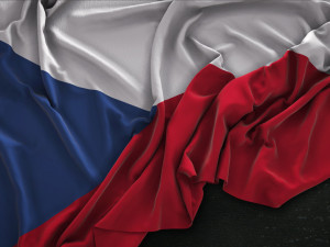 Největší česká vlajka bude od pondělí plápolat na Evropském domě