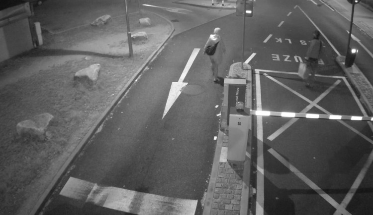 Snímek z kamery zachycující útočníka, po kterém pátrají policisté