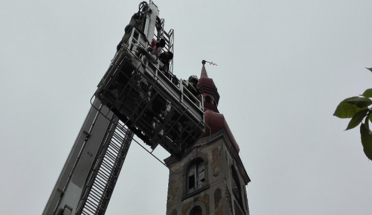 Kostel v Jindřichovicích je po loňské vichřici stále bez kříže