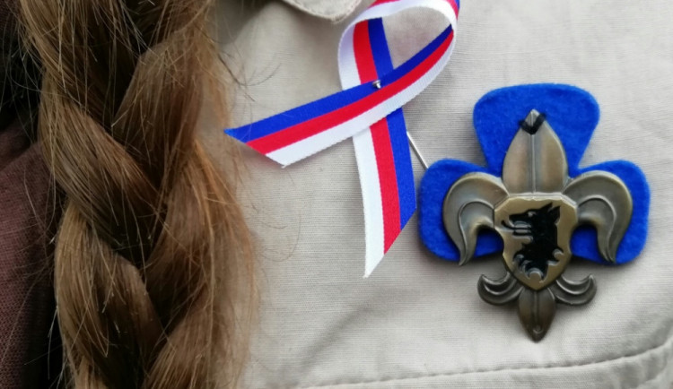 Skauti a trikolóra.