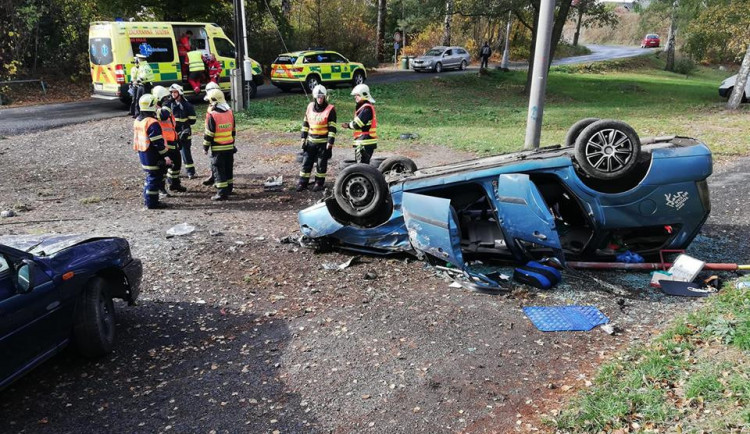 V Kateřinské ulici skončilo auto na střeše. Řidič utrpěl středně těžká poranění