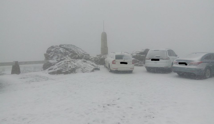 Na Ještědu napadl první sníh.