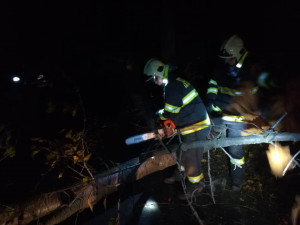 FOTO: Popadané stromy zastavily vlaky, tři tisíce domácností jsou bez proudu