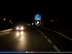 VIDEO: Auto v protisměru na průtahu Libercem. Natočila ho palubní kamera