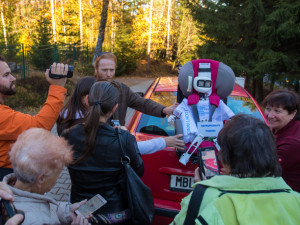 Na humanoidního robota se přišlo podívat mnoho lidí