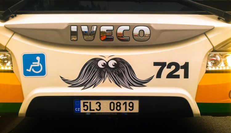 Vozy libereckého dopravního podniku budou v listopadu jezdit s knírem. Jedná se o podporu projektu Movember