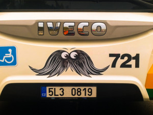 Vozy libereckého dopravního podniku budou v listopadu jezdit s knírem. Jedná se o podporu projektu Movember