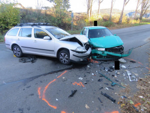 Sedmnáctiletý mladík s Volkswagenem nedal přednost řidičce, oba skončili v nemocnici