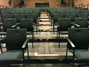 Návštěvníci Malého divadla si užijí většího komfortu v podobě nových židlí