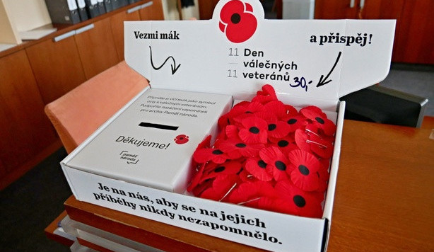 Začala sbírka ke Dni válečných veteránů, podpořit jí je možné zakoupením kvítku vlčího máku  Zdroj: https://www.hradeckadrbna.cz/zpravy/spolecnost/1787-zacala-sbirka-ke-dni-valecnych-veteranu-podporit-ji-lze-zakoupenim-kvitku-vlciho-maku.html?utm_source=c