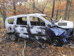 Nepozornost stála řidiče jeho vůz, auto mu kompletně shořelo