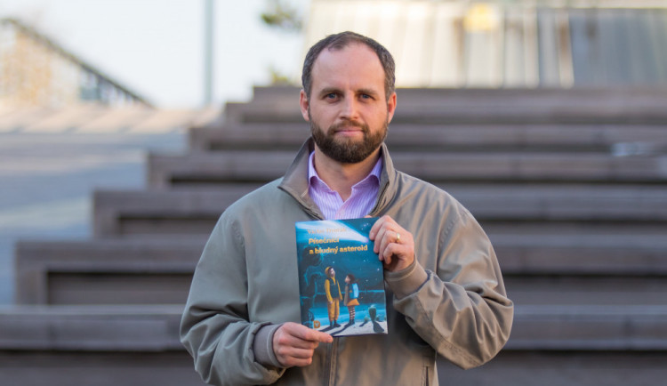 Akademik Václav Dvořák se svou knihou Písečníci a bludný asteroid