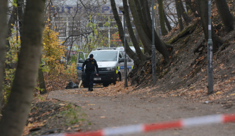 V korytě Nisy ležela mrtvola.