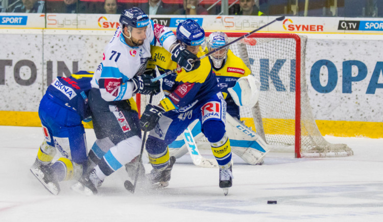 Bílí Tygři dnes s vervou útočili na branku zlínských Beranů. Zápas skončil 5:3.