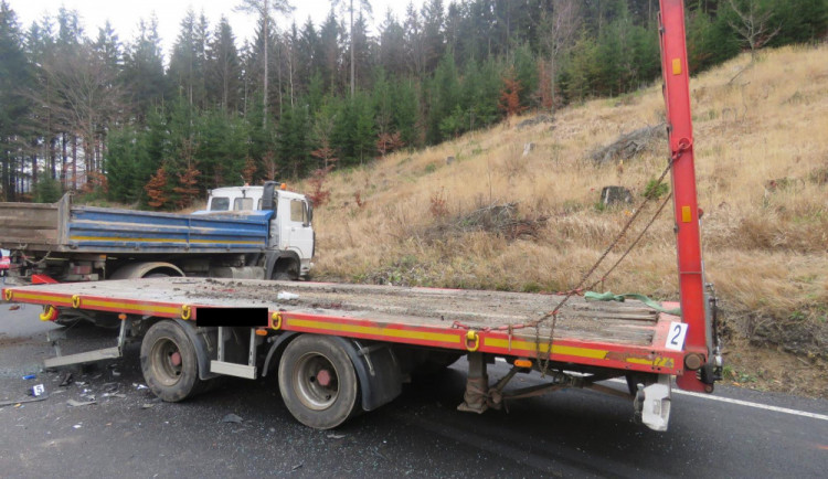 Nákladní automobil nepřizpůsobil rychlost na mokré vozovce a střetl se s protijedoucím vozem