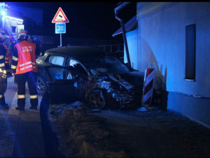 Auto v Lučanech nad Nisou narazilo do domu