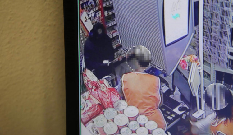 V říjnu přepadl maskovaný lupič prodejnu v Libštátu