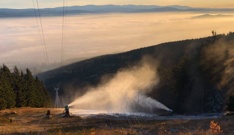 Na Ještědu už začali zasněžovat.