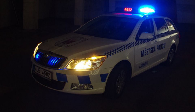 Divoký večírek. Muž kousl ženu do nosu, zvukaři nalili vodu do aparatury