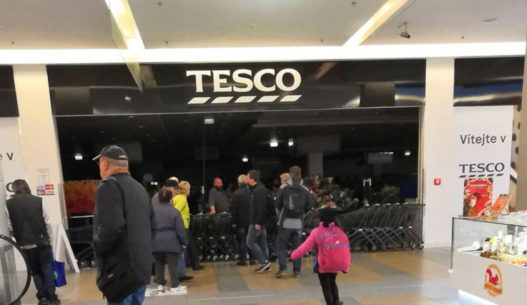 Tesco ve Foru zhashlo. Na vině je poškozený kabel