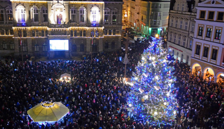 FOTO, VIDEO: Vánoční strom na náměstí už svítí. Liberečáky čeká pestrý advent