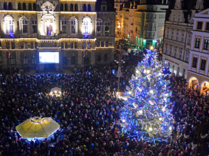 FOTO, VIDEO: Vánoční strom na náměstí už svítí. Liberečáky čeká pestrý advent