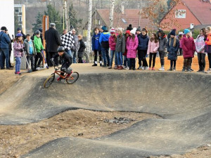 V Chrastavě otevřeli pumptrack, okruh pro cyklisty, který projedete bez šlapání