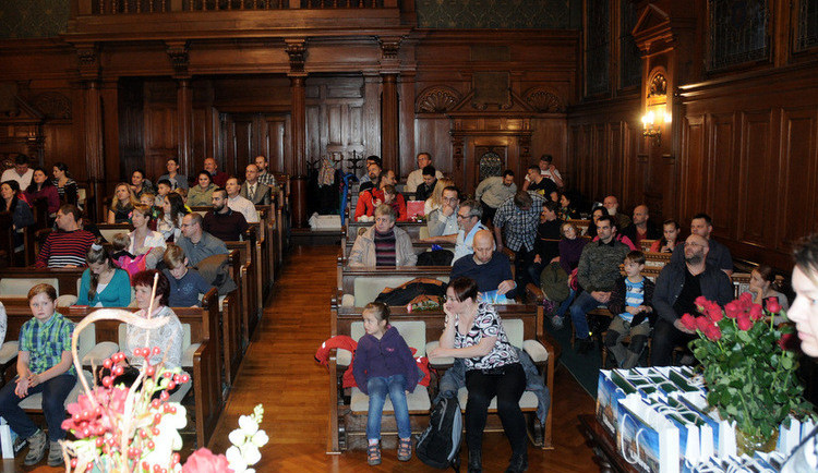 Dárci v obřadní síni liberecké radnice.