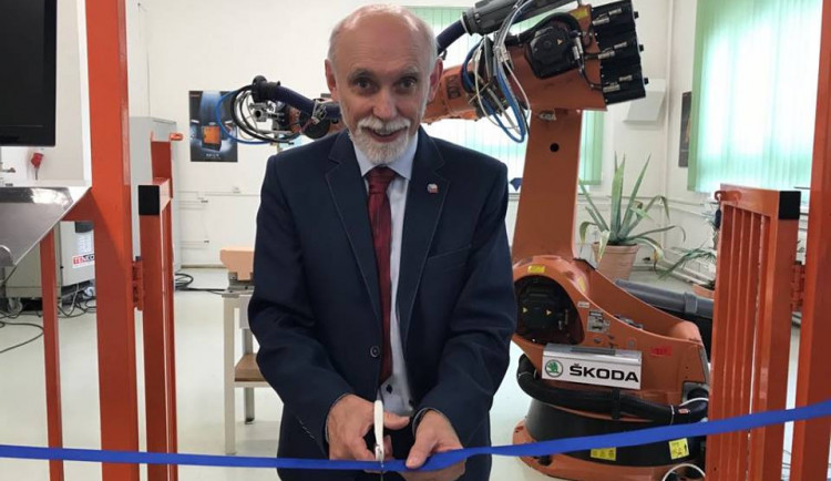 Ředitel školy Petr Froněk otevírá novou učebnu.