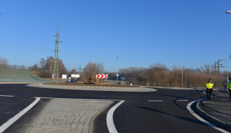 Nová okružní křižovatka.