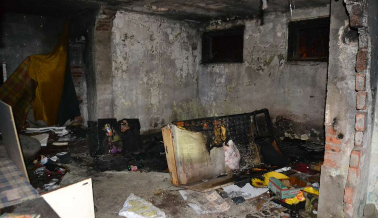 V drážním domku chytily odpadky.