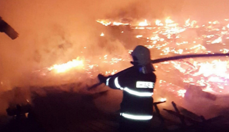 FOTO, VIDEO: Dětský tábor uprostřed lesa shořel. S ohněm bojovalo devět jednotek hasičů