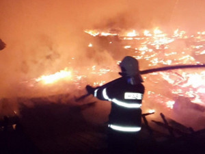 FOTO, VIDEO: Dětský tábor uprostřed lesa shořel. S ohněm bojovalo devět jednotek hasičů