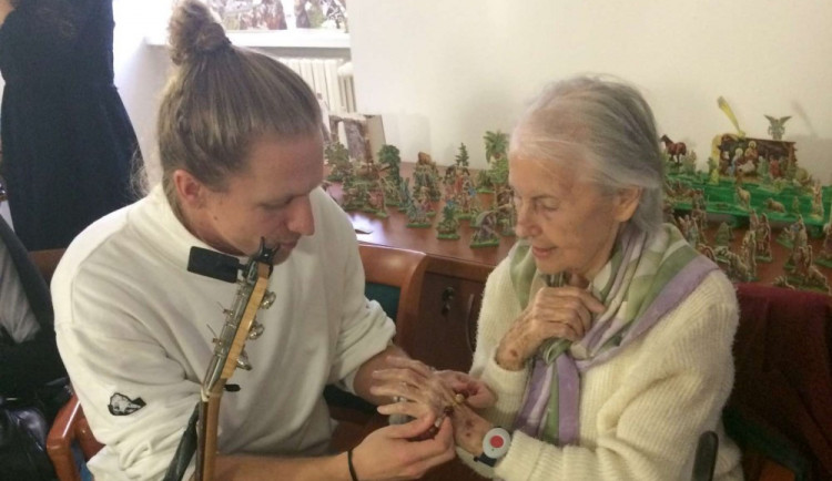 Tomáš Klus hrál v LDN Vojenské nemocnice v Olomouci v rámci projektu Vánoce pro všechny