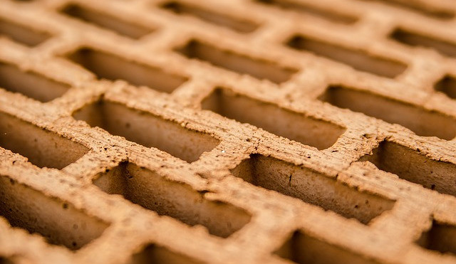 Dostal peníze na stavební materiál, koupil si za ně auto