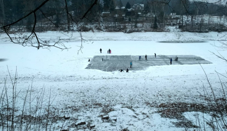 První nerozvážní bruslaři na jablonecké přehradě