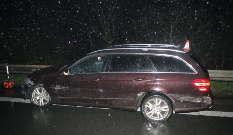 Pětašedesátiletý řidič jel příliš rychle a na mokré dálnici dostal smyk. Na autě vznikla škoda za čtvrt milionu