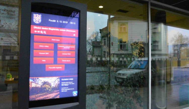 Úřední desky mají v Olomouci nově podobu tabletu s dotykovou obrazovkou. Jeden stojí půl milionu