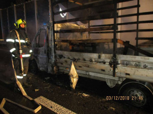 FOTO: Na dálnici shořela dodávka. Řidič se nadýchal zplodin