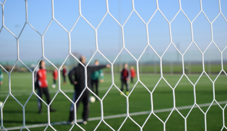 FOTO/VIDEO: V Holici dnes slavnostně otevřeli zrekonstruované hřiště. Povrch tvoří umělý trávník třetí generace