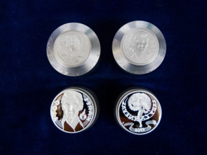 Karel Gott při slavnostní ražbě pamětní medaile