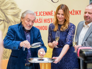 Karel Gott při slavnostní ražbě pamětní medaile