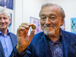 Karel Gott při slavnostní ražbě pamětní medaile