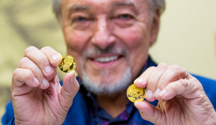 Karel Gott při slavnostní ražbě pamětní medaile