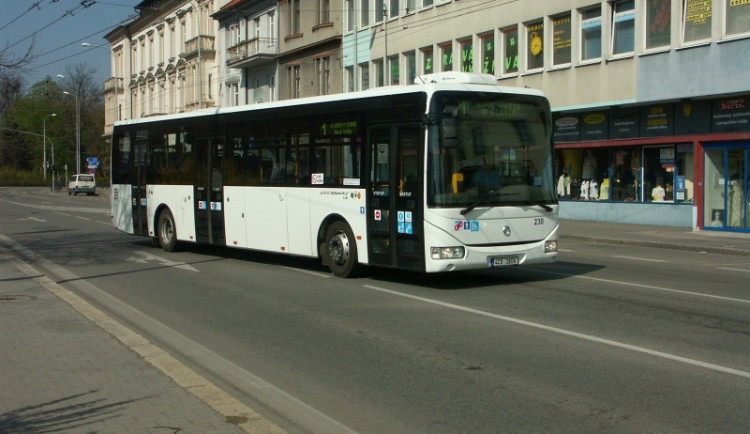 Novinky v autobusové dopravě, spoje do Škodovky i více bezbariérových vozů