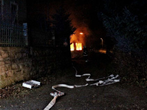 FOTO: Bezdomovci zapálili neobydlený dům. Rozdělali si v něm oheň