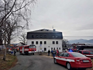 FOTO: V Krásné Studánce hořela restaurace U Medvěda. Chytila izolace v podkroví