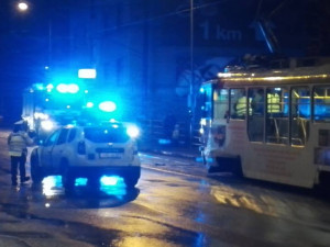 VIDEO: Na Liberecké se v podvečer střetla tramvaj s osobákem, na místě se tvořily kolony