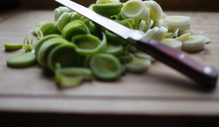 Žena ohrožovala manžela kuchyňským nožem a vyhrožovala mu zabitím